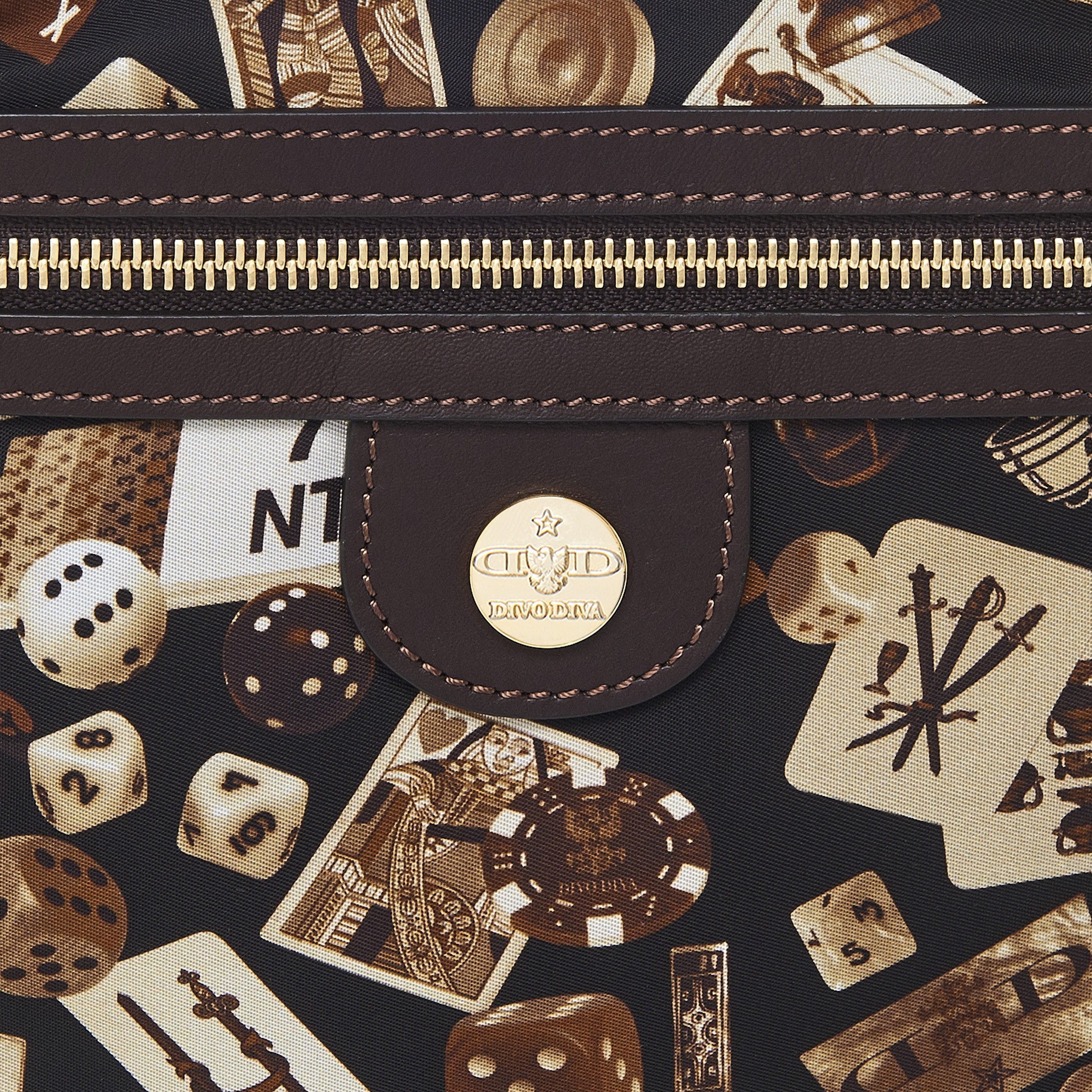 马德里尼龙平板斜挎包，经典赌博图案，棕色/可可色