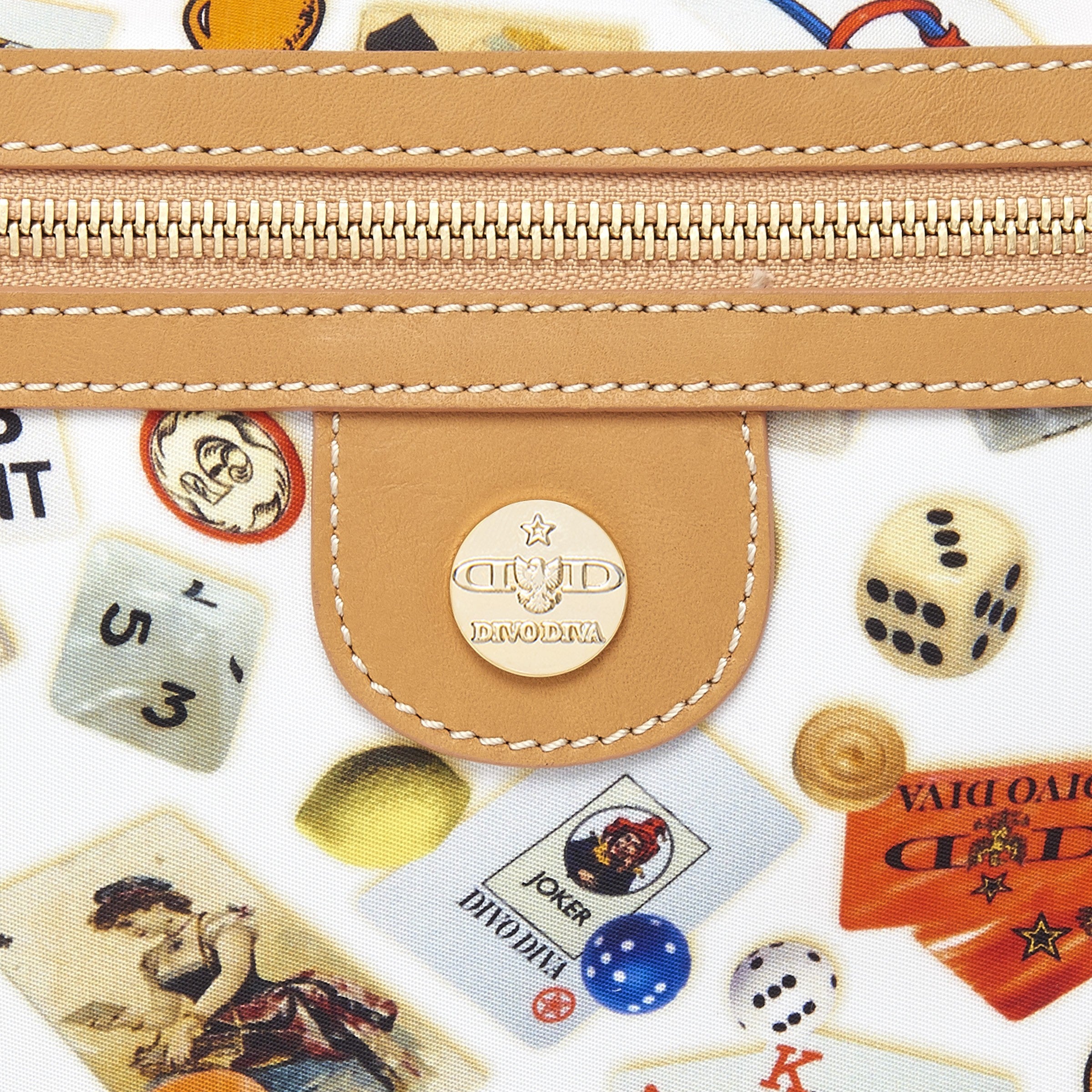 马德里尼龙平板斜挎包，带多彩图案赌博设计，白色/饼干色
