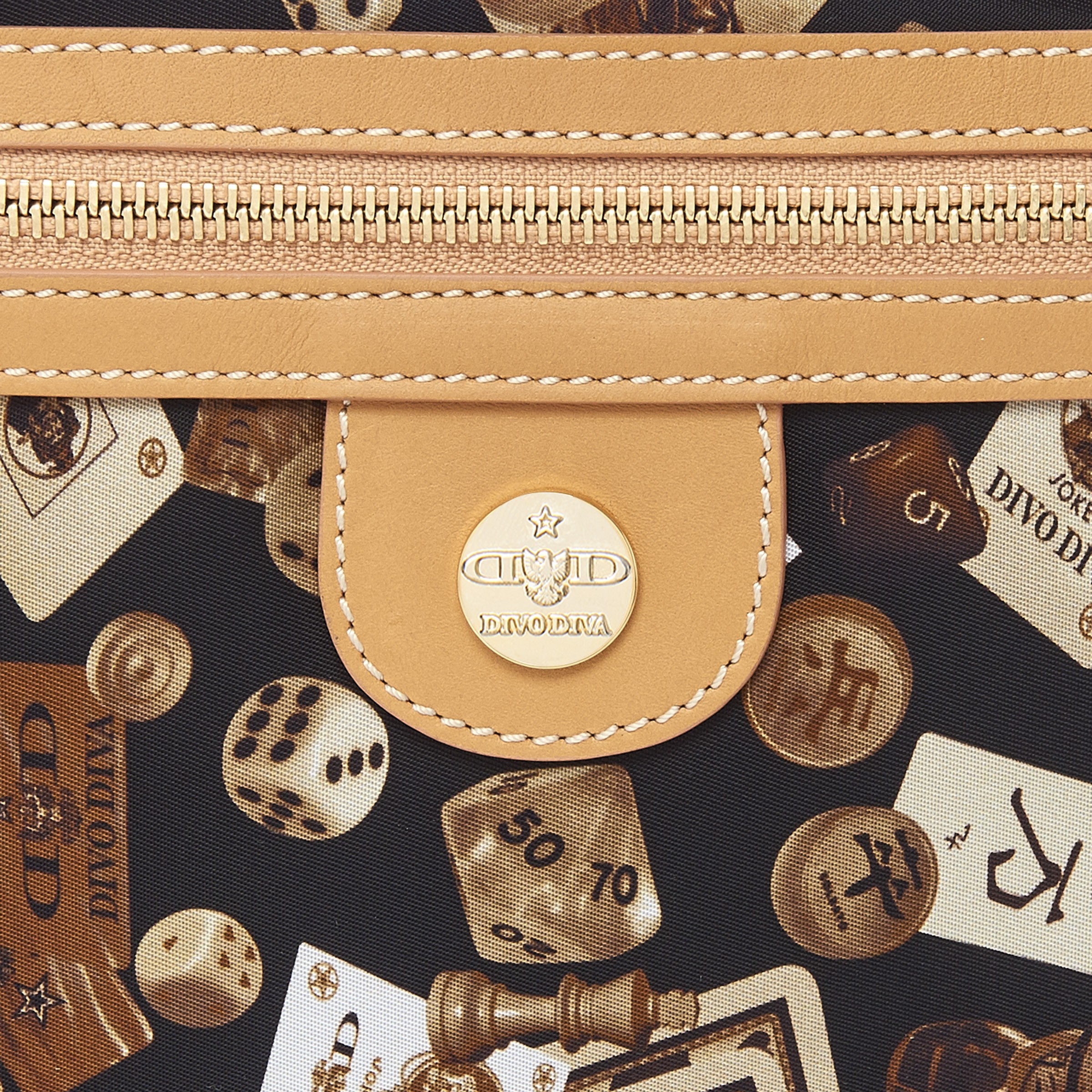 马德里尼龙平板斜挎包，经典赌博图案，棕色/饼干色