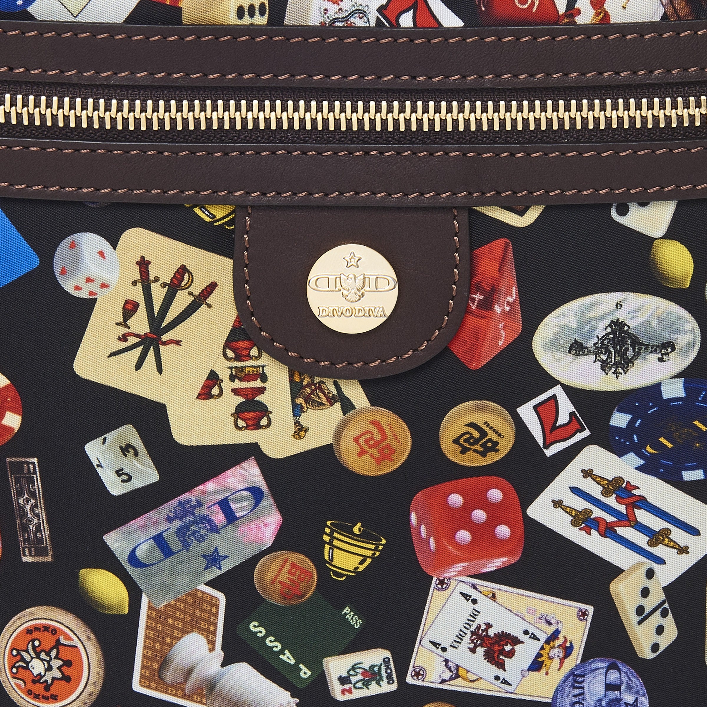 马德里尼龙平板斜挎包，带多彩图案，黑色/可可色