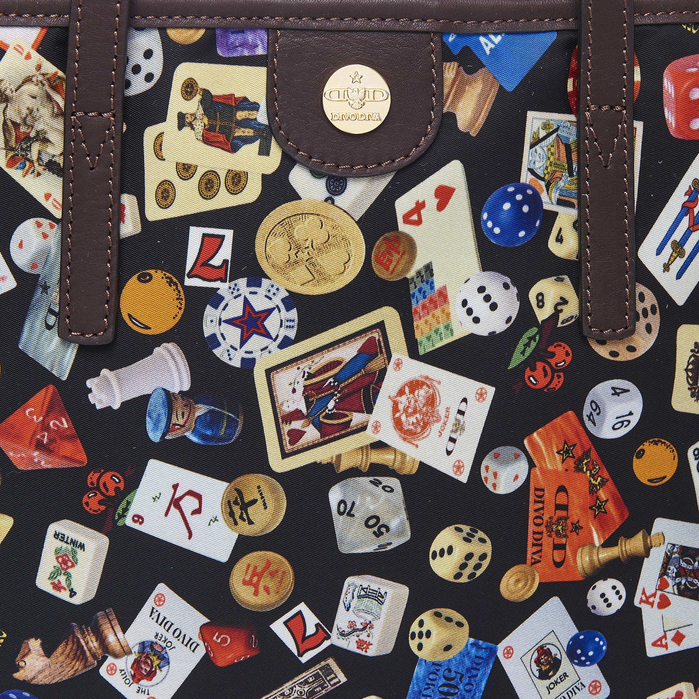 Sanremo 中号尼龙购物包，带多彩图案赌博设计，黑色/可可色